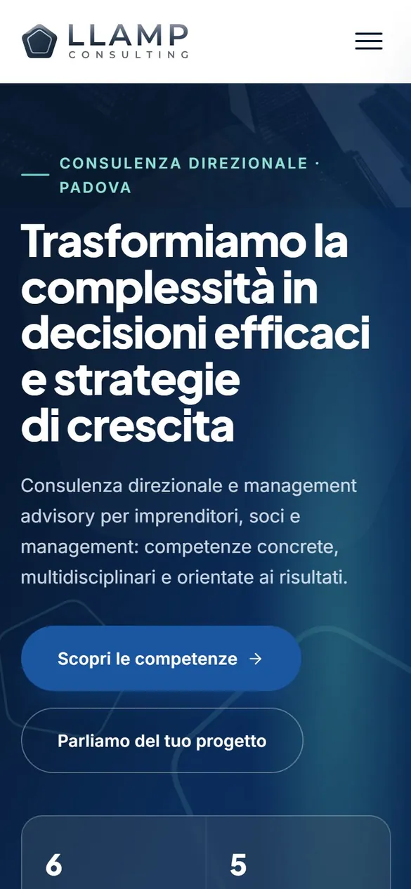 Il lavoro per Llamp Consulting aperto sul telefono