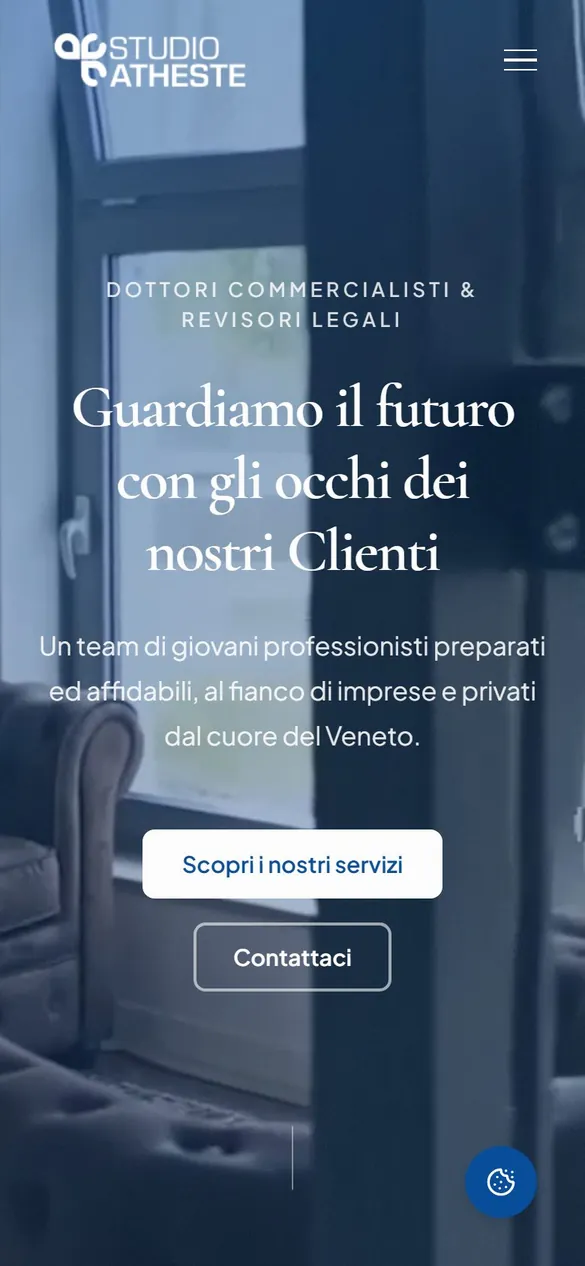 Il lavoro per Studio Atheste aperto sul telefono